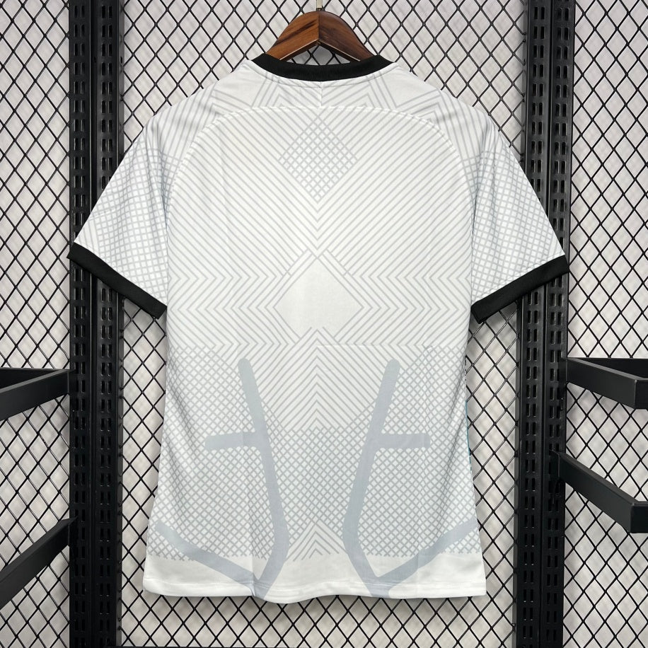 Maillot de football Inter Milan 24/25 de la collection Le 12 -ème, avec motif serpent, porté sur un mannequin blanc.