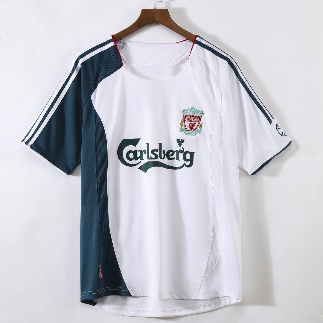 Maillot extérieur rétro Liverpool 2006-2007, marque Le 12, en tissu rouge avec logo et détails blancs.