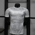 Maillot de football Real Madrid LV 25/26, maillot spécial joueur, fabriqué par Le 12-ème Maillot, visible devant.