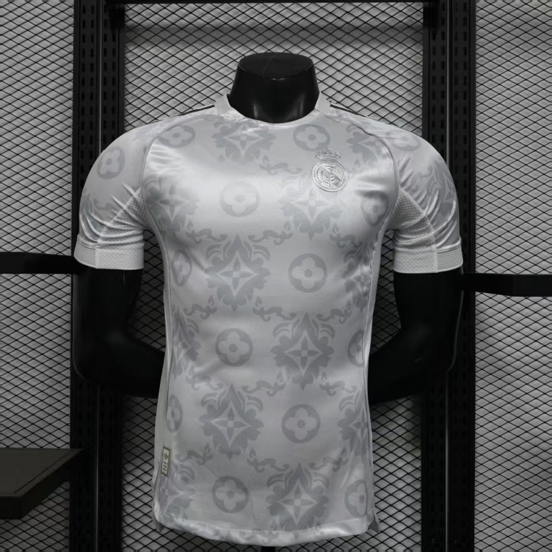 Maillot de football Real Madrid LV 25/26, maillot spécial joueur, fabriqué par Le 12-ème Maillot, visible devant.