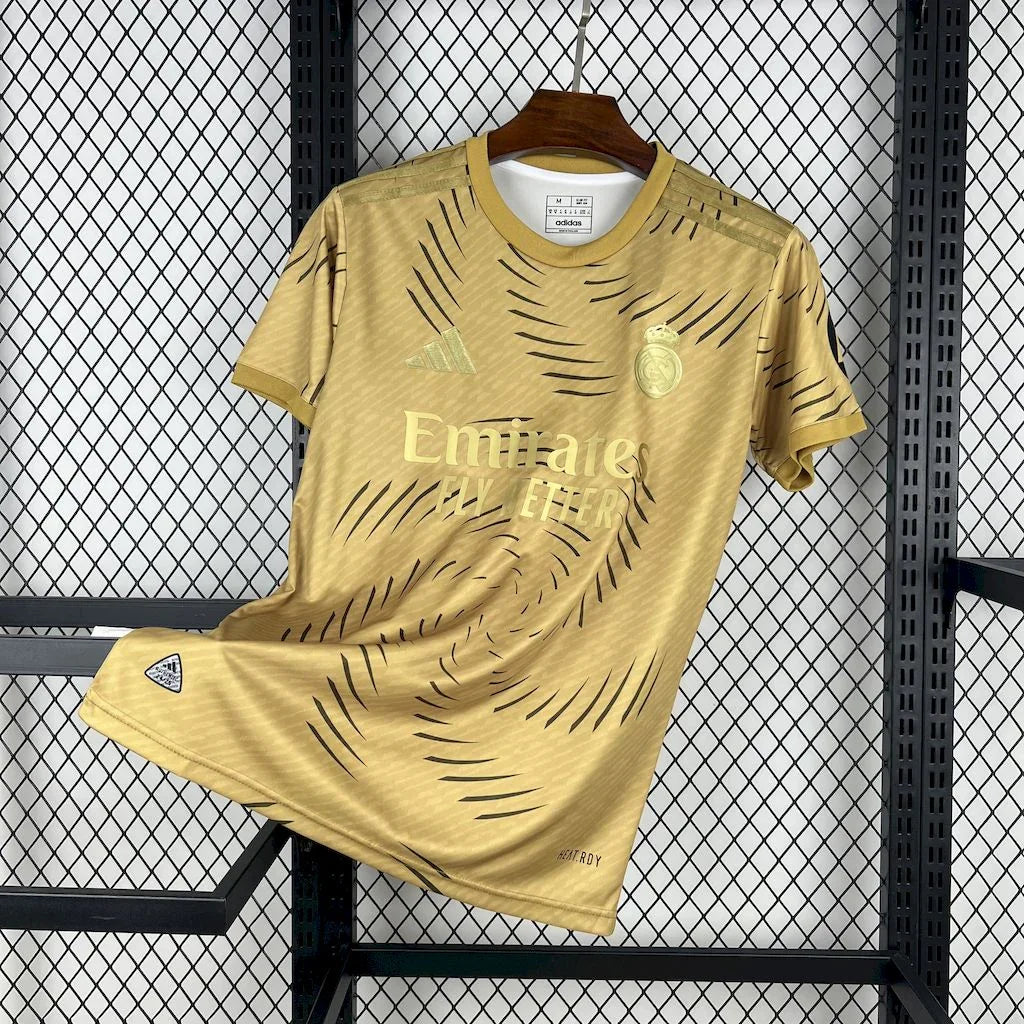 Maillot d'entraînement Real Madrid 2025-26, marque Le 12 -ème Maillot, vue du devant avec logo et design sportif.