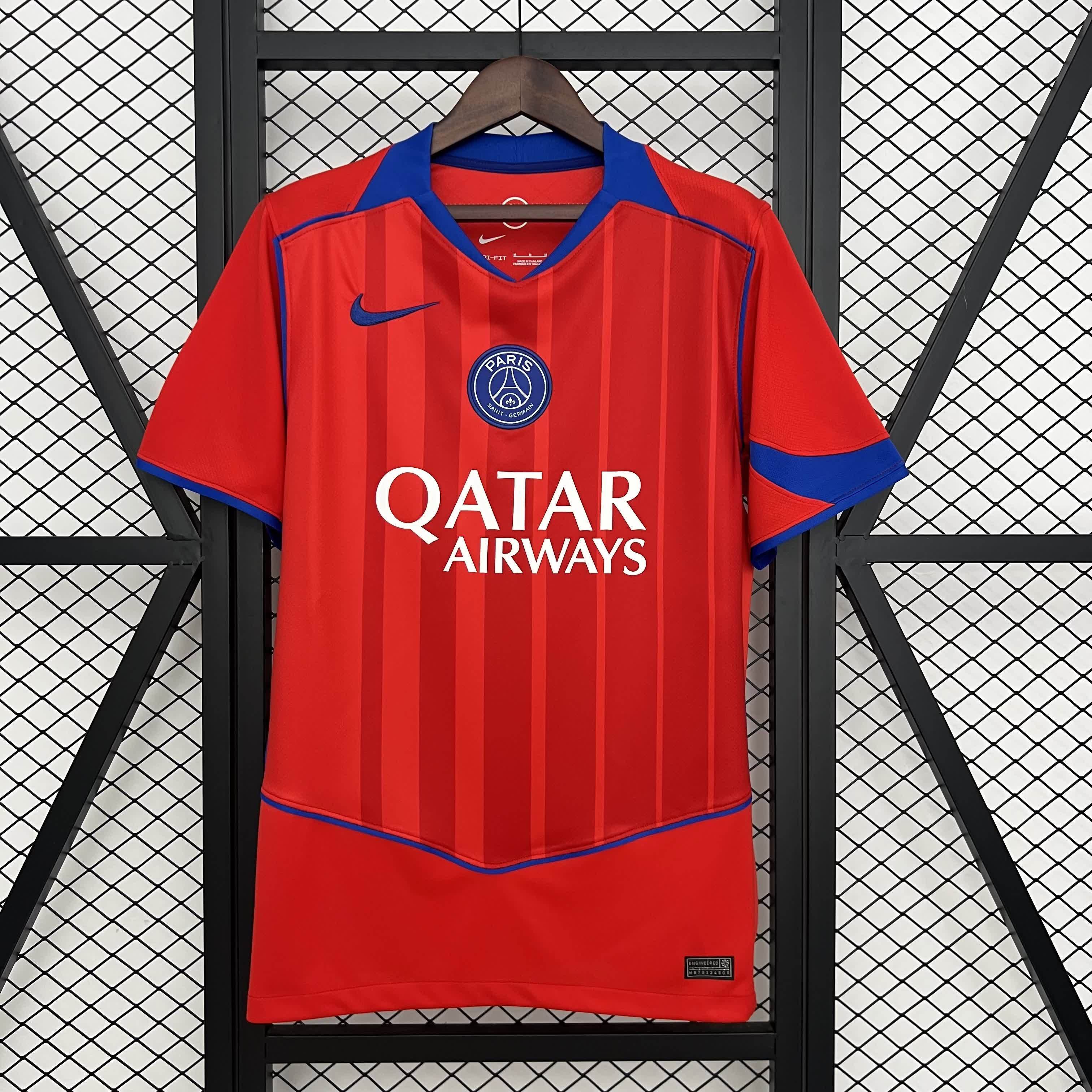 Maillot PSG third 25/26 Le 12 -ème Maillot, maillot de football bleu avec logo PSG et détails colorés, vue front.