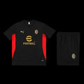 Ensemble de football AC Milan Le 12 -ème Maillot avec logo et détails en rouge et noir sur fond blanc