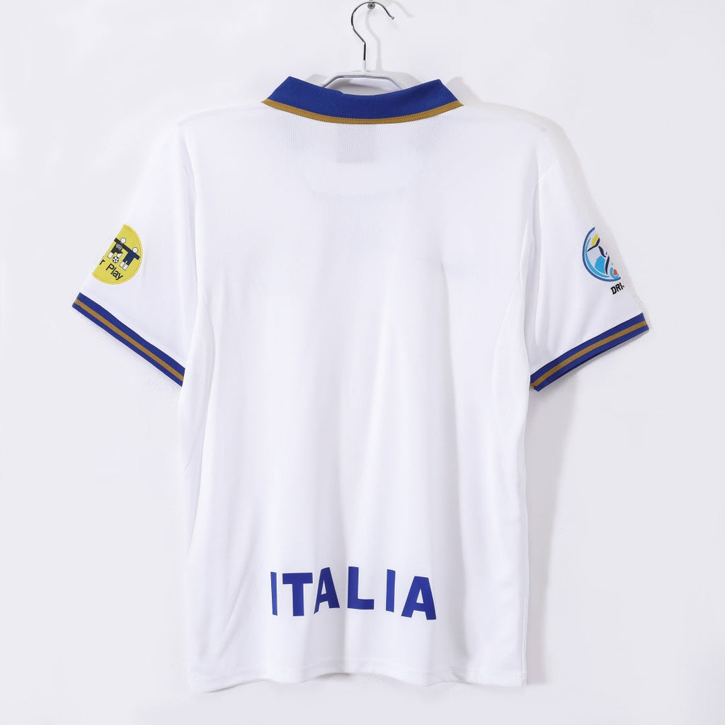 Maillot extérieur rétro de 1996 de l'équipe d'Italie, fabriqué par Le 12 -ème Maillot, vue de face avec logo et détails.