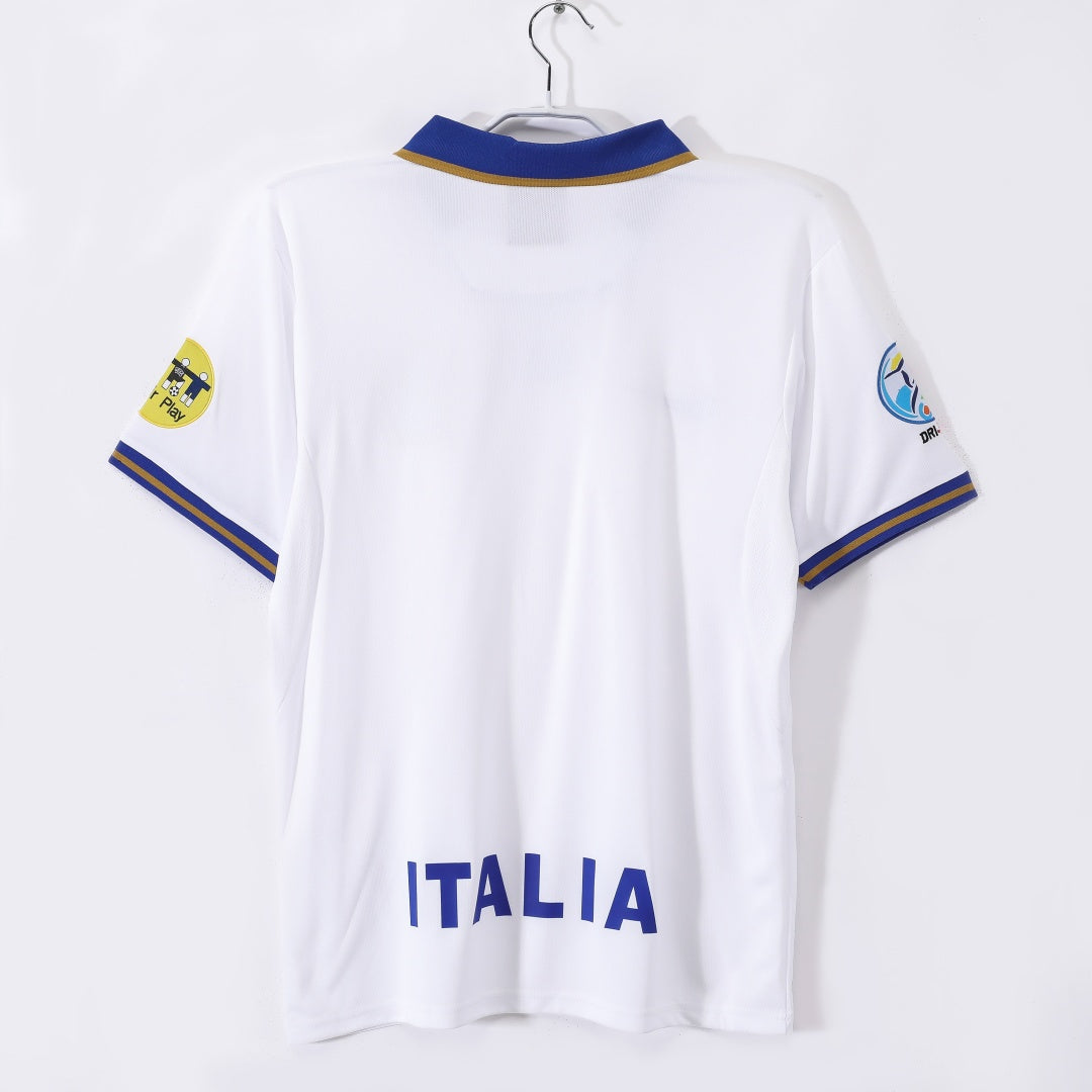 Maillot extérieur rétro de 1996 de l'équipe d'Italie, fabriqué par Le 12 -ème Maillot, vue de face avec logo et détails.