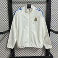 Veste coupe-vent réversible Real Madrid Le 12 -ème Maillot, vue de face, avec logo et design sportif, en tissu léger et coloré