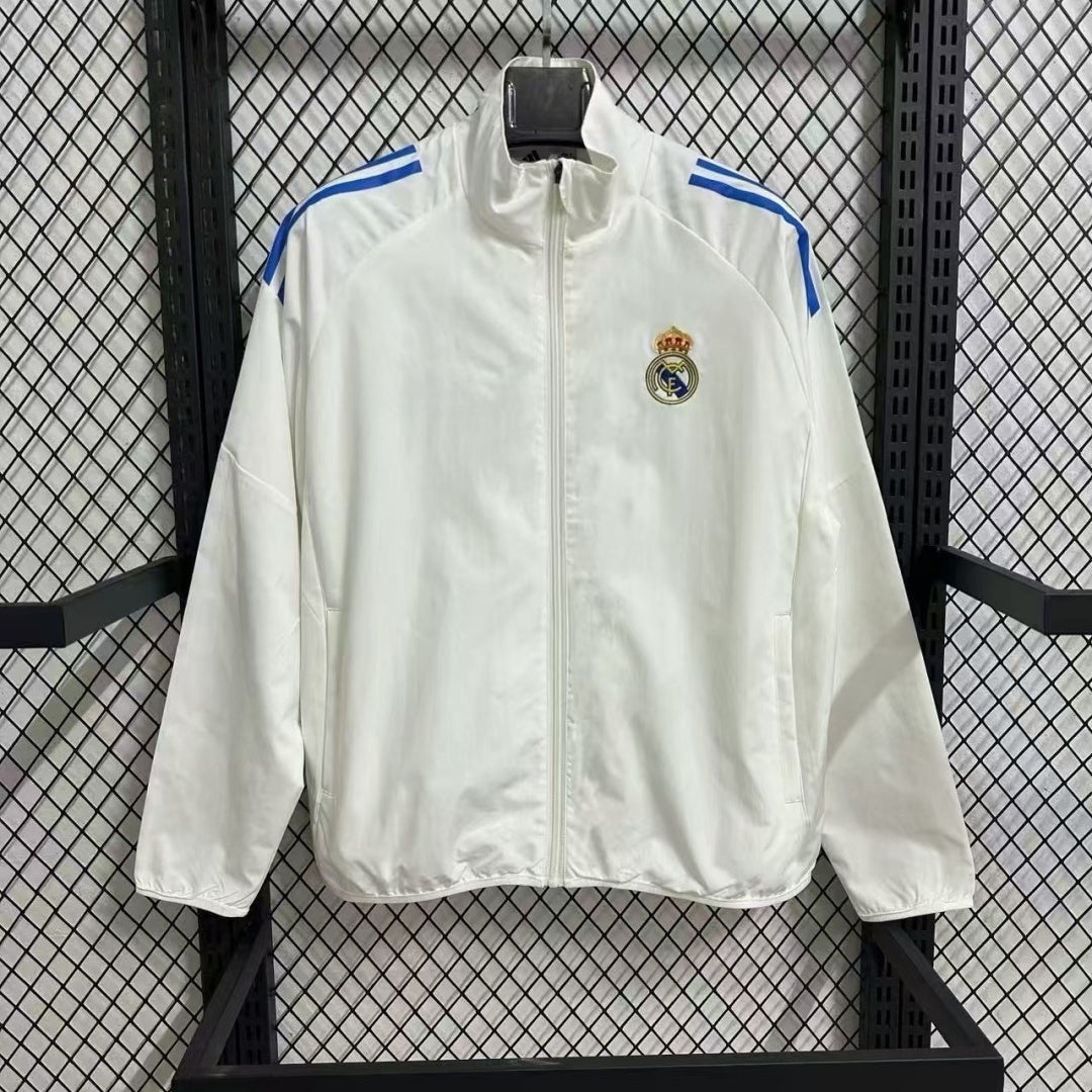 Veste coupe-vent réversible Real Madrid Le 12 -ème Maillot, vue de face, avec logo et design sportif, en tissu léger et coloré