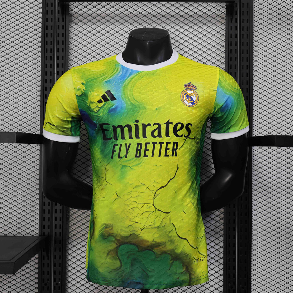 Maillot concept Real Madrid 2025-26 de la marque Le 12 -ème Maillot, mannequin portant le maillot blanc avec logo et détails du club.
