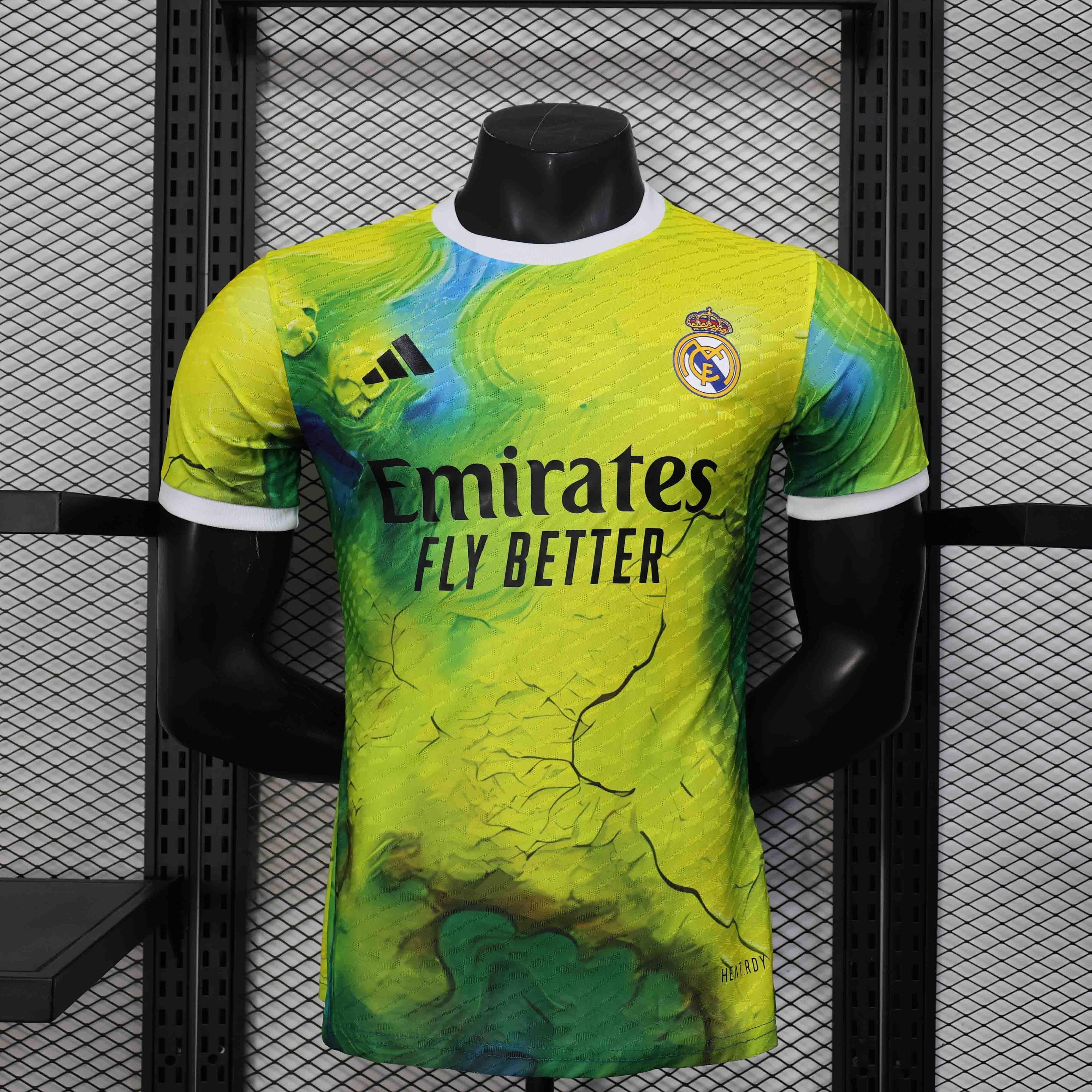 Maillot concept Real Madrid 2025-26 de la marque Le 12 -ème Maillot, mannequin portant le maillot blanc avec logo et détails du club.