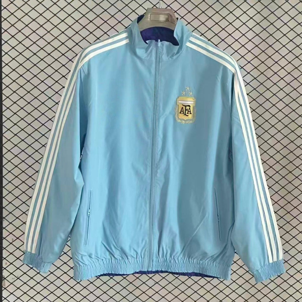 Veste coupe-vent réversible Argentine Le 12 -ème Maillot, design coloré et pratique, portée en plein air.