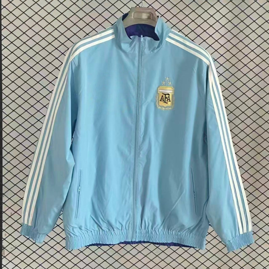 Veste coupe-vent réversible Argentine Le 12 -ème Maillot, design coloré et pratique, portée en plein air.