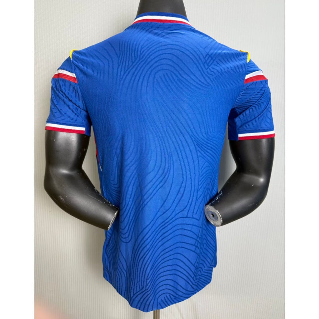 Maillot de football France Bleu 25/26 Le 12 -ème Maillot, maillot de joueur avec logo et détails bleus.