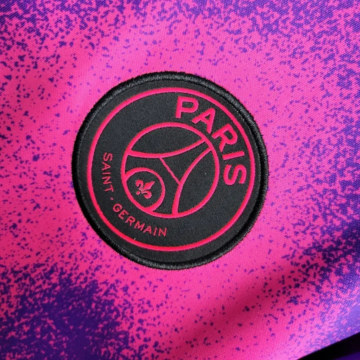 Maillot Paris Saint-Germain saison 2020-21 Le 12-ème Maillot, édition spéciale rose, vue de face avec logo et détails du maillot.