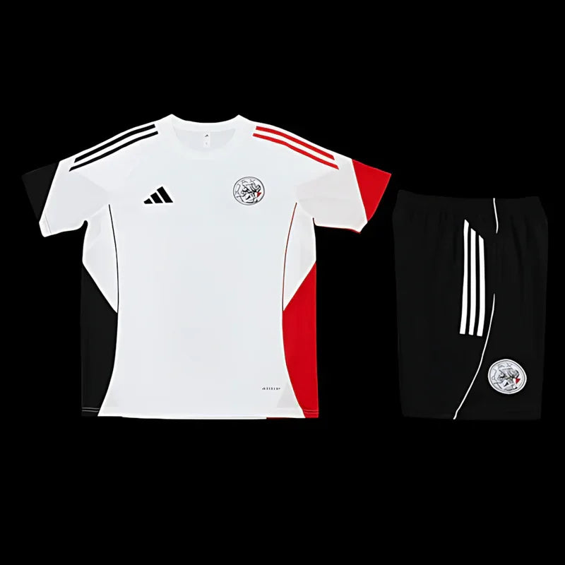 Ensemble Ajax Le 12 -ème Maillot, maillot et short de football bleu avec logo de l'équipe, sur fond blanc.