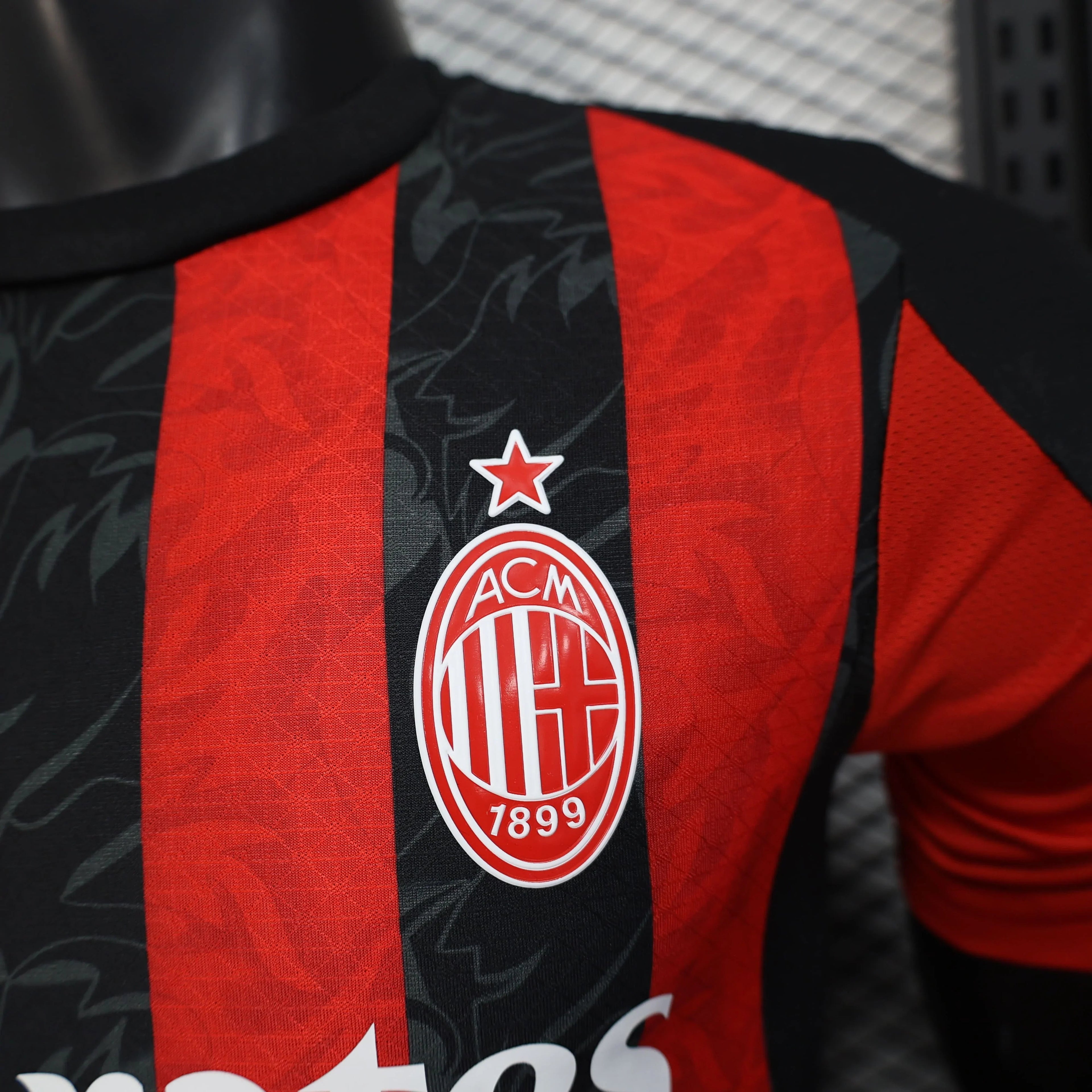 Maillot de football AC Milan Le 12-ème Maillot, maillot officiel avec logo et design du club, vue de face.