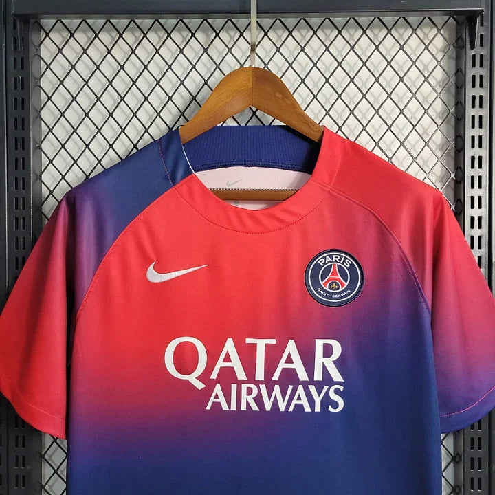 Maillot d'entraînement Le 12 -ème Maillot Paris 2023-2024, jersey sportif avec logo Paris, vue front sur fond blanc.