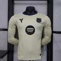 Maillot extérieur à manches longues Le 12 -ème Maillot pour la saison 24/25 Barcelone, design sportif et logo visible.