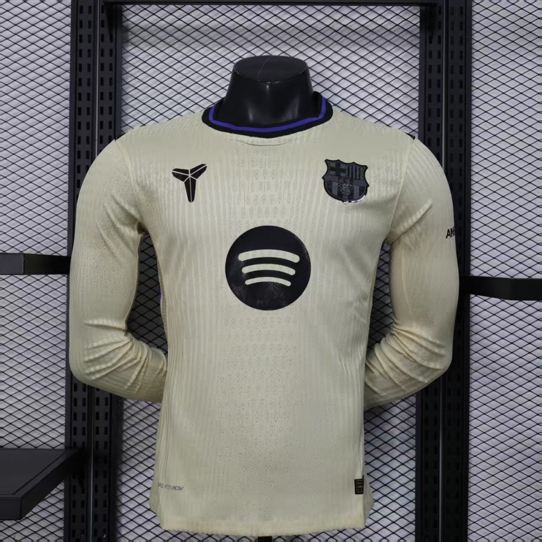 Maillot extérieur à manches longues Le 12 -ème Maillot pour la saison 24/25 Barcelone, design sportif et logo visible.