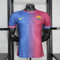 Maillot FC Barcelone 2026-27 Le 12 -ème Maillot, maillot de football bleu avec logo et détails du club, vue de face.