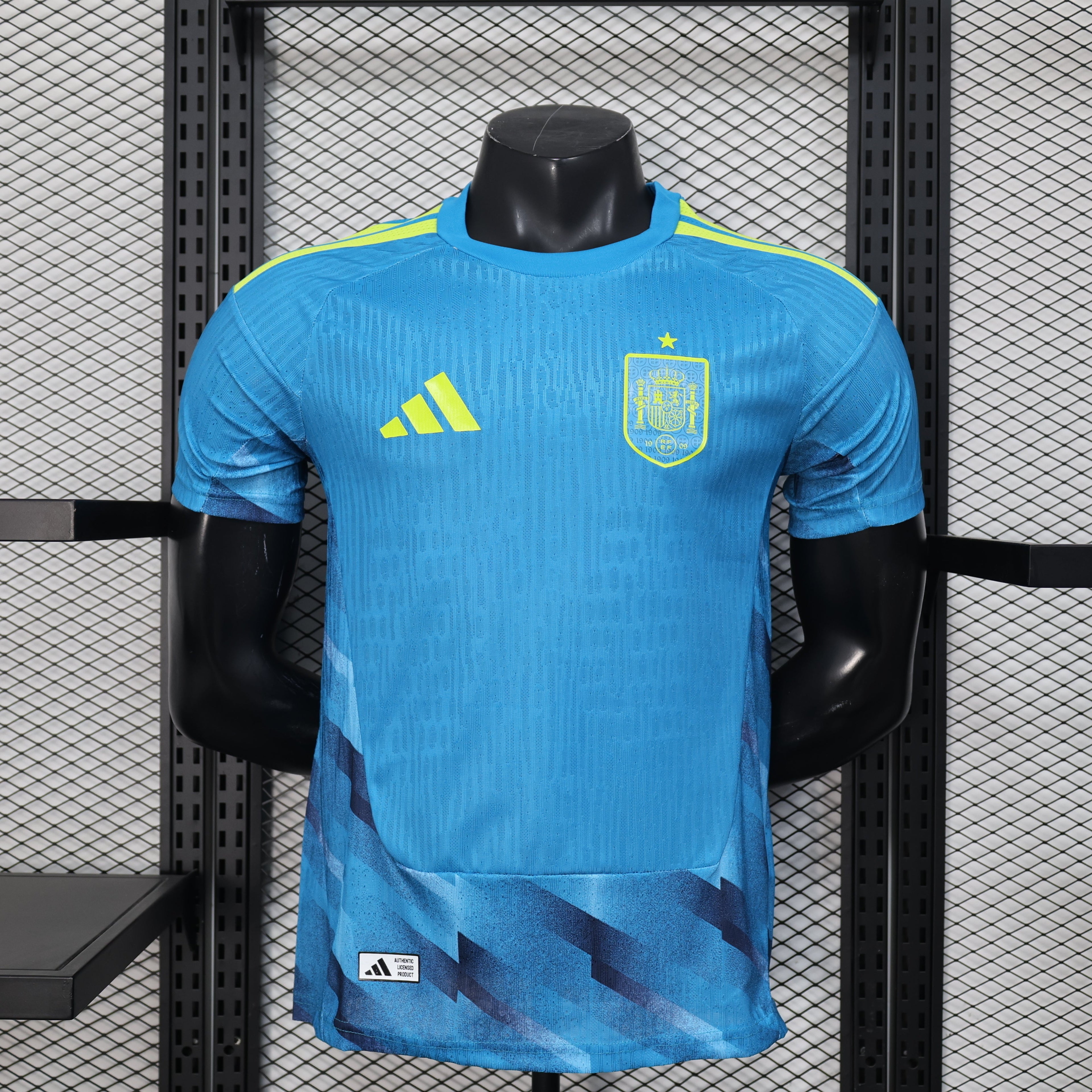 Maillot d'entraînement Espagne Coupe du Monde 2026 Le 12, maillot sportif bleu avec logo officiel et détails de l'équipe.