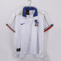 Maillot extérieur rétro de l'Italie 1995, marque Le 12, avec design vintage et couleurs traditionnelles sur le terrain.