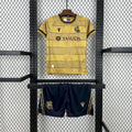 Maillot enfant Real Sociedad extérieur 2024-25, kit officiel Le 12 -ème Maillot, vue front avec logo et détails colorés.