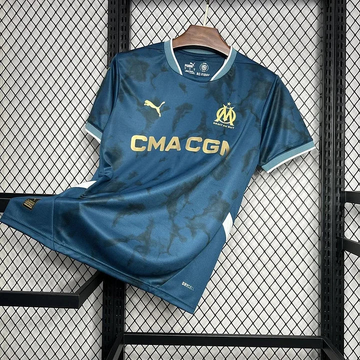 Maillot Olympique de Marseille 2024/25 version normale, vêtement de football bleu avec logo de l'équipe et détails en or.