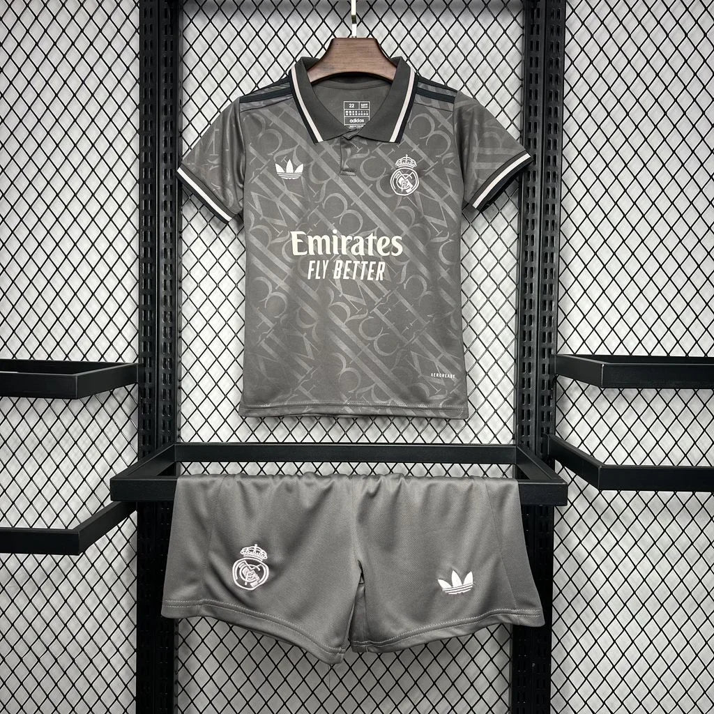 Maillot enfant Real Madrid Le 12 -ème Maillot, maillot de football avec logo officiel et détails du kit enfant.
