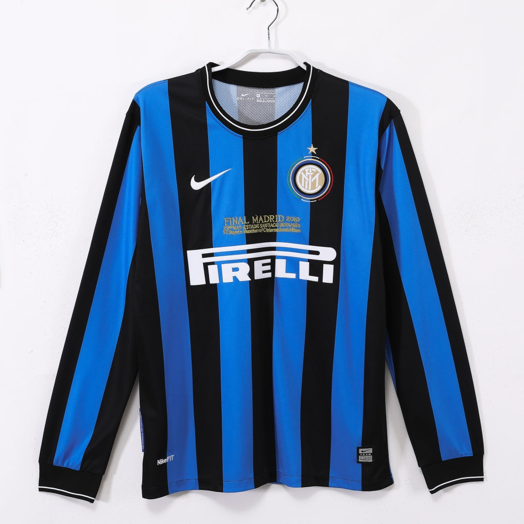 Maillot domicile rétro Inter Milan 2009-2010 à manches longues, marque Le 12 -ème Maillot, vue de face.