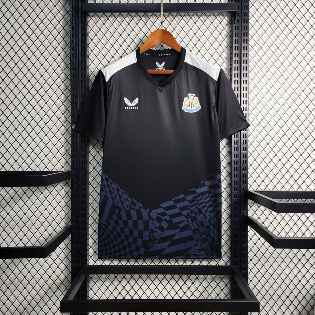 Maillot d'entraînement Newcastle 2023-24 Le 12 -ème Maillot, maillot de football avec logo et détails sportifs visibles.