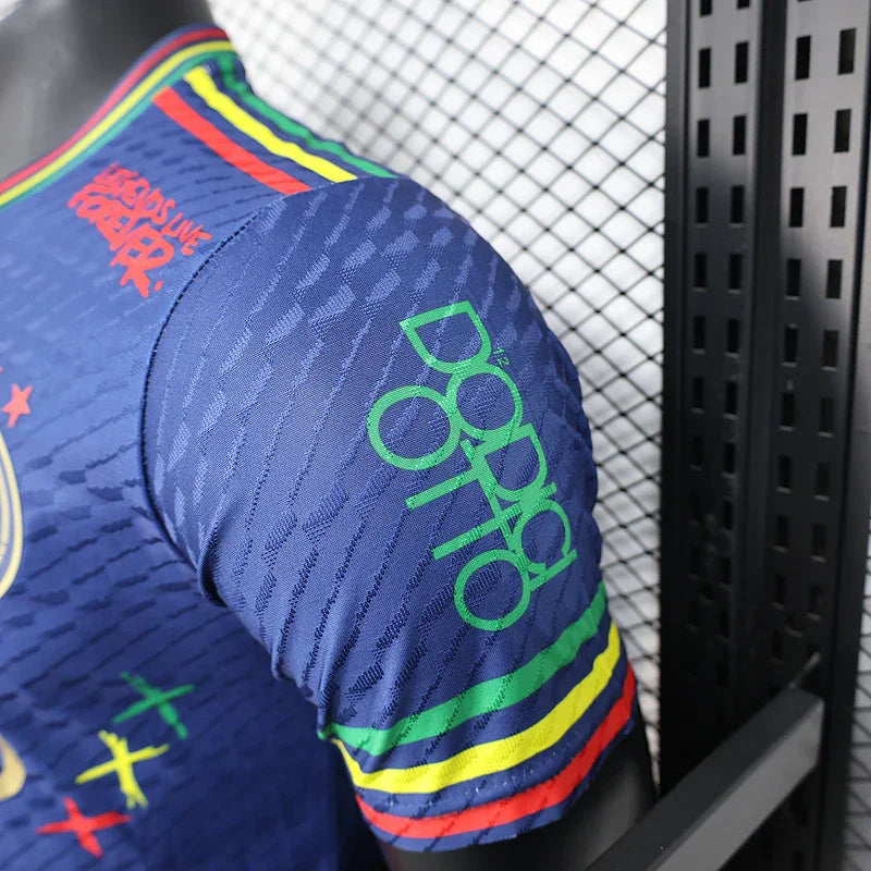 Maillot de football Ajax concept 2025-26 Le 12-ème Maillot, maillot bleu avec logo Ajax et détails de design innovants.