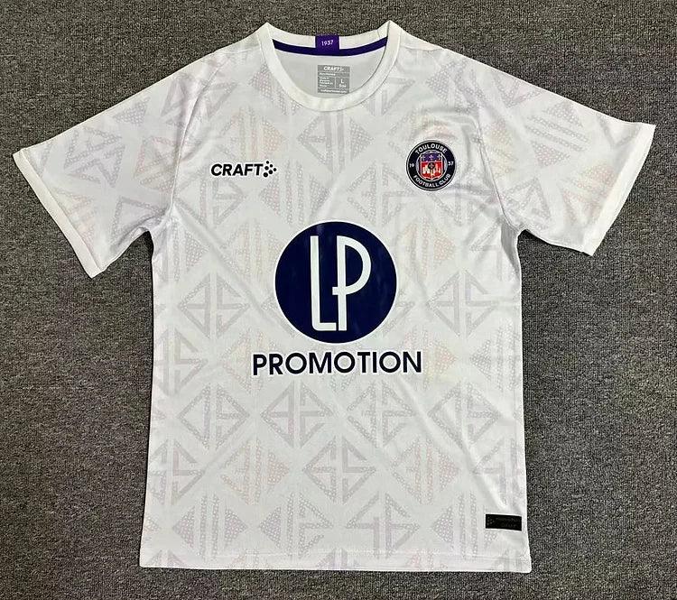 Maillot Toulouse 2023/24 de la collection Le 12 -ème Maillot, maillot de football avec logo et couleurs de l'équipe.