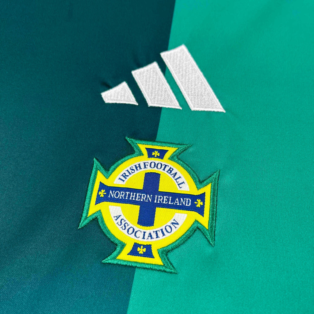Maillot de l'Irlande pour la Coupe du Monde 2026, signé Le 12 -ème Maillot, avec les couleurs et le logo de l'équipe nationale irlandaise.