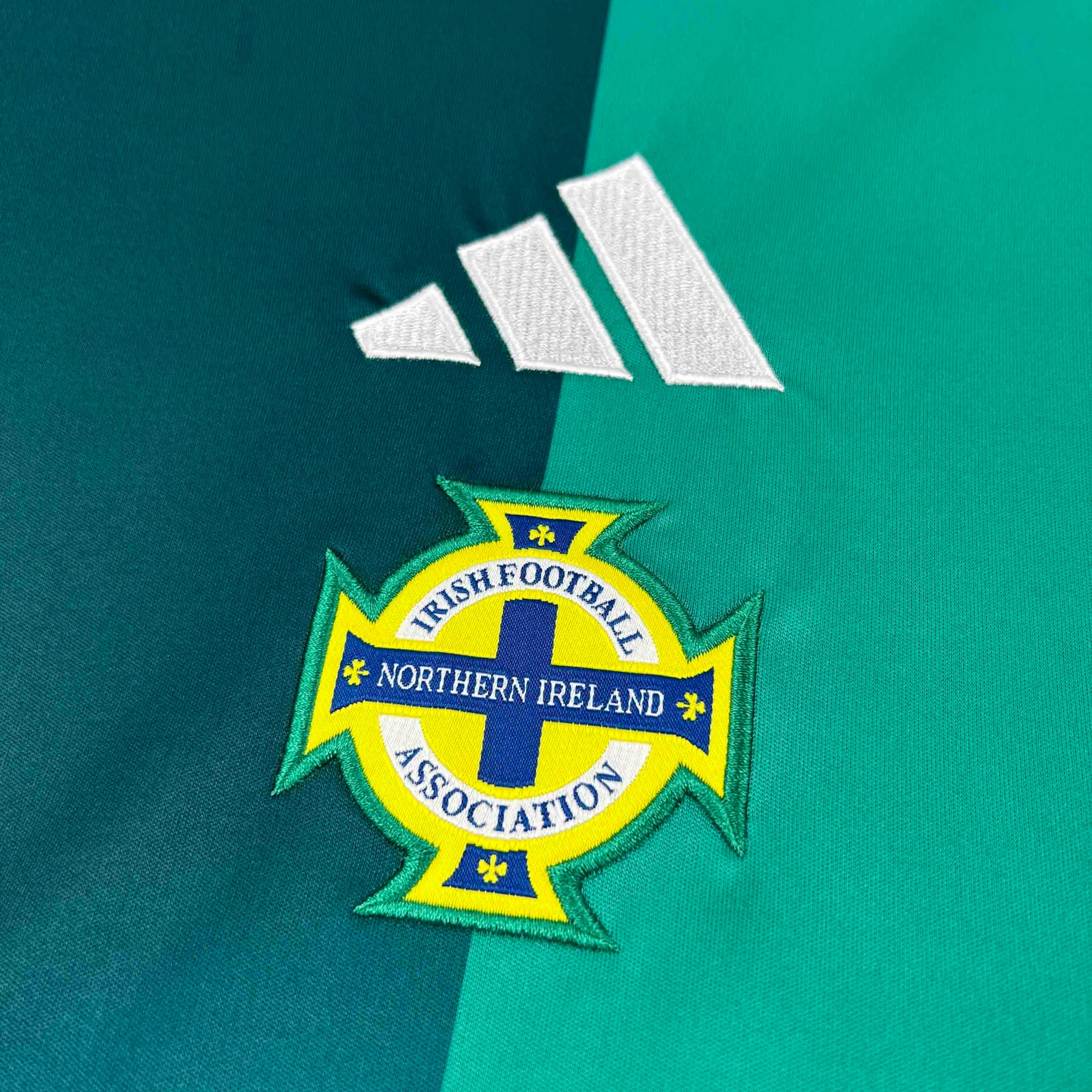 Maillot de l'Irlande pour la Coupe du Monde 2026, signé Le 12 -ème Maillot, avec les couleurs et le logo de l'équipe nationale irlandaise.