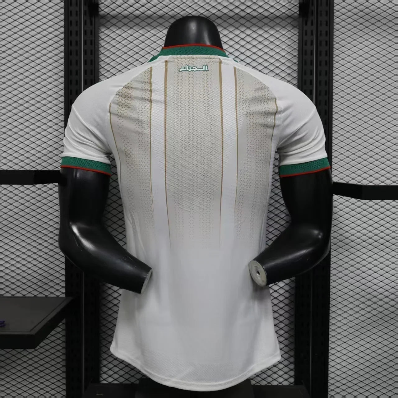 Maillot de l'Algérie pour la Coupe du Monde 2026, modèle de la marque Le 12 –ème Maillot, vue frontale avec logo et design national