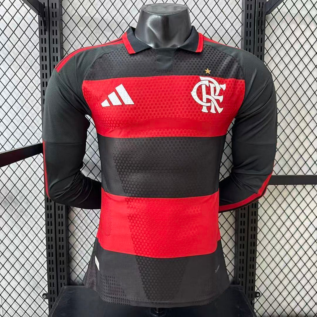 Maillot Flamengo manches longues 2026-27, marque Le 12 -ème Maillot, en tissu rouge avec logo du club et détails en blanc.