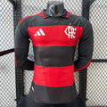 Maillot Flamengo manches longues 2026-27, marque Le 12 -ème Maillot, en tissu rouge avec logo du club et détails en blanc.