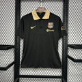 Maillot d'entraînement FC Barcelone 2024-2025 Le 12-ème Maillot, maillot de football bleu avec logo du club, vue de face.