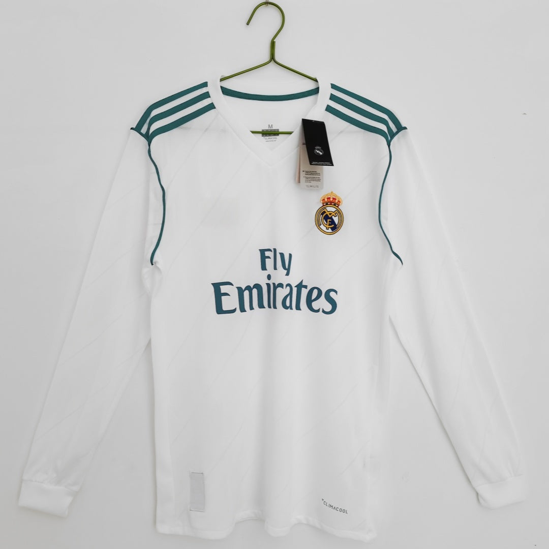 Maillot rétro domicile Real Madrid 2017-2018, manches longues, marque Le 12 -ème Maillot, drapeau et logo du club visible.