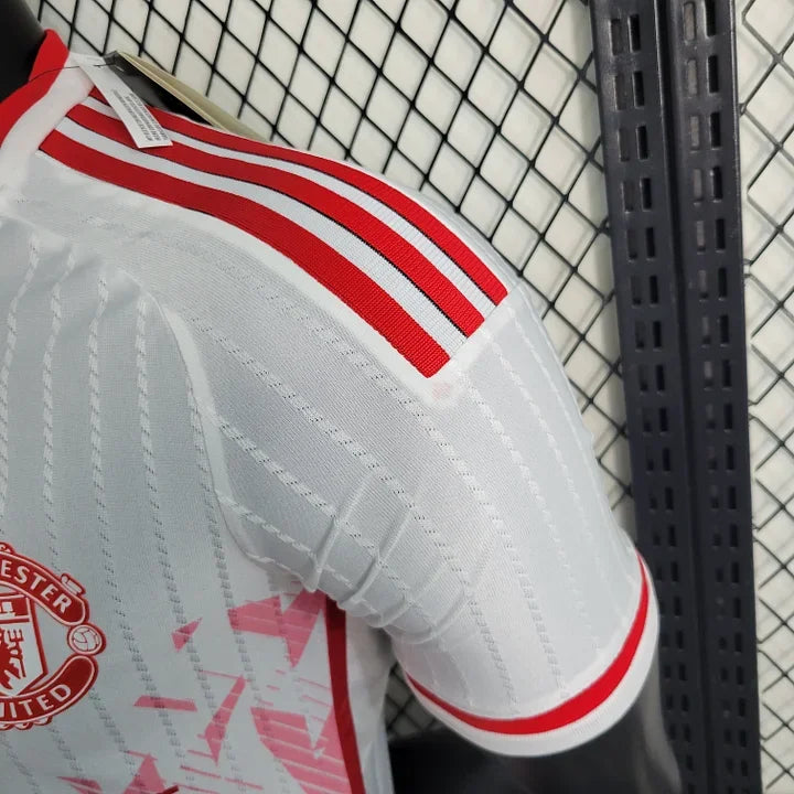 Maillot Manchester United 2023 2024 de la marque Le 12-ème, vue de face avec le logo du club et design moderne.
