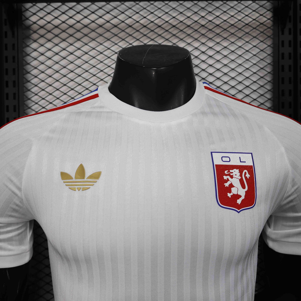 Maillot Lyon concept 2025-26 de Le 12 -ème Maillot, vue frontale avec design moderne et logo de l'équipe.