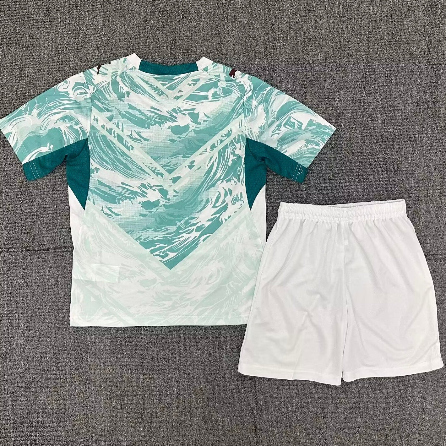 Ensemble enfant Portugal extérieur Le 12 -ème Maillot, maillot et short bleu avec logo Portugal.