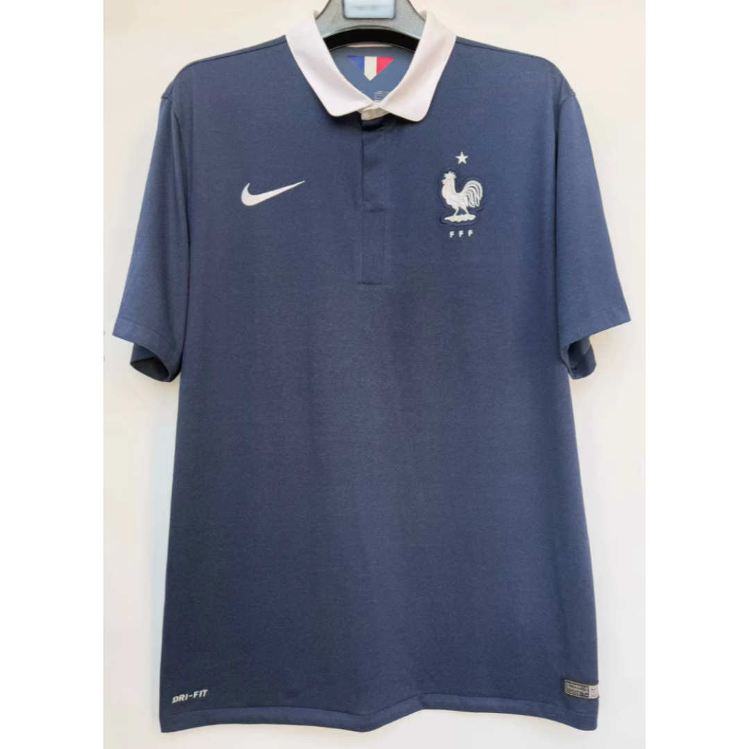 Maillot France domicile 2004 Le 12 -ème Maillot, maillot rétro de football avec logo et détails bleus et blancs.