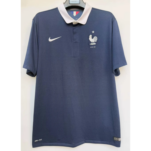 Maillot France domicile 2004 Le 12 -ème Maillot, maillot rétro de football avec logo et détails bleus et blancs.