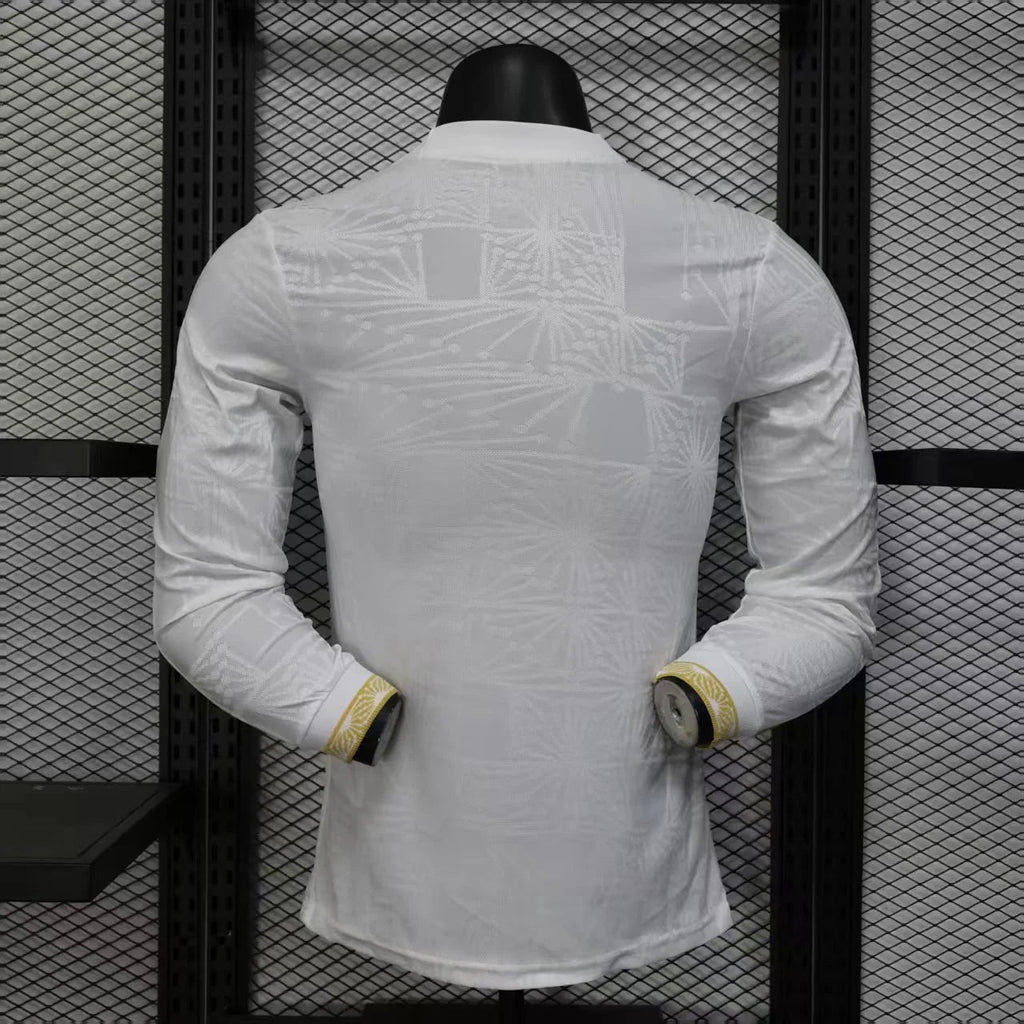 Maillot à manches longues Mexique 2025-26, Le 12 -ème Maillot, design concept avec logo national et motifs colorés.