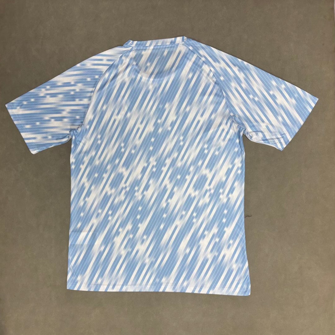 Maillot de football Manchester City 25/26 Le 12-ème Maillot, maillot bleu spécial, vue de face avec logo et détails du maillot.