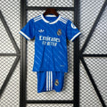 Ensemble enfant Real Madrid troisième maillot Le 12 -ème Maillot, maillot de football bleu avec logo du Real Madrid.