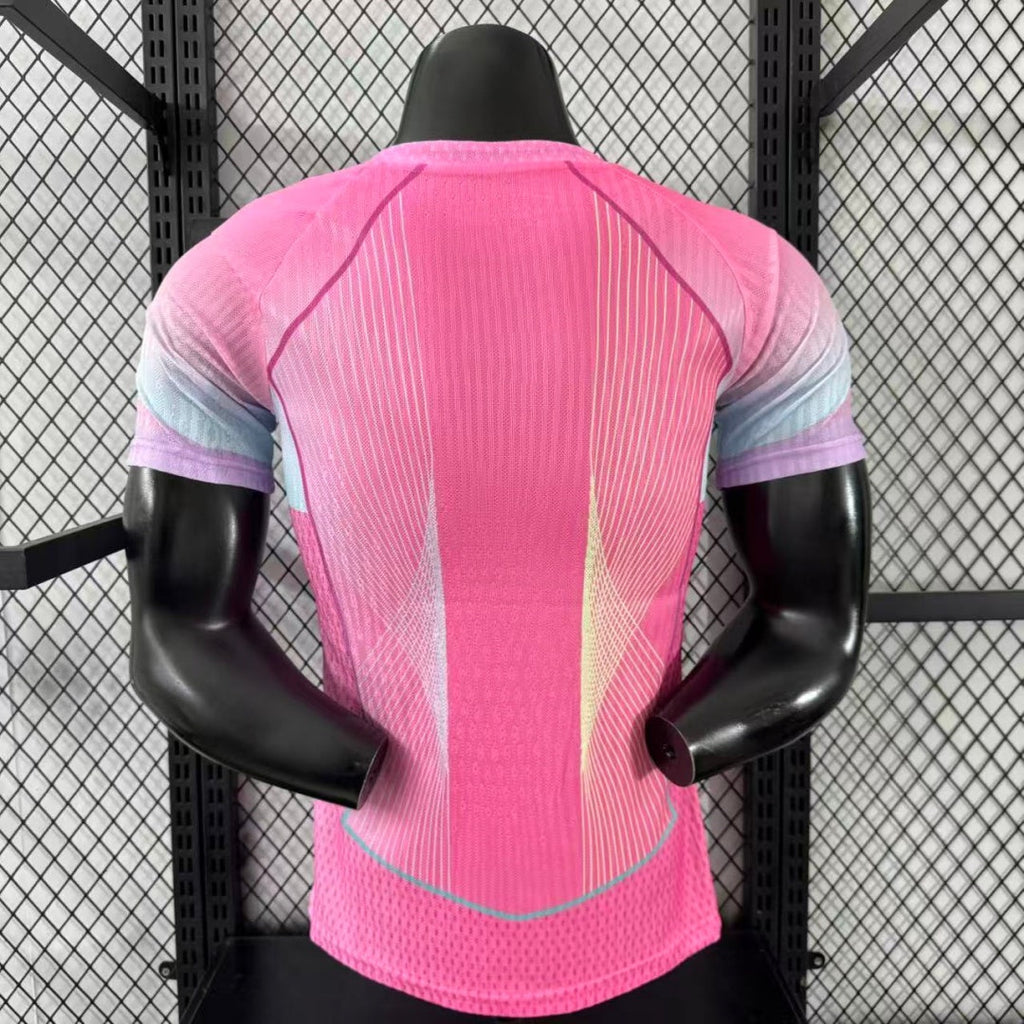 Maillot PSG 25/26 Le 12 -ème Maillot, maillot de joueur rose pour la saison 2025/2026, en tissu sportif avec logo PSG visible