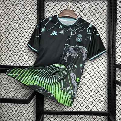 Maillot spécial Real Madrid 2024/25 noir et vert, Le 12 -ème Maillot, vue du devant avec logo et détails de l'équipe.