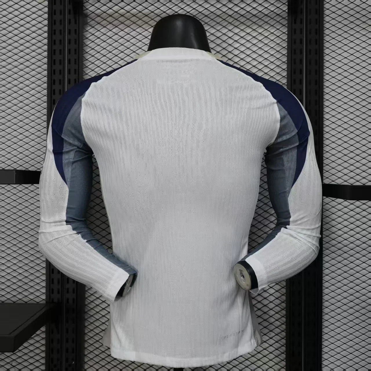 Maillot Tottenham manches longues 2025-26 de Le 12 -ème Maillot, vue de face avec logo et détails du design.